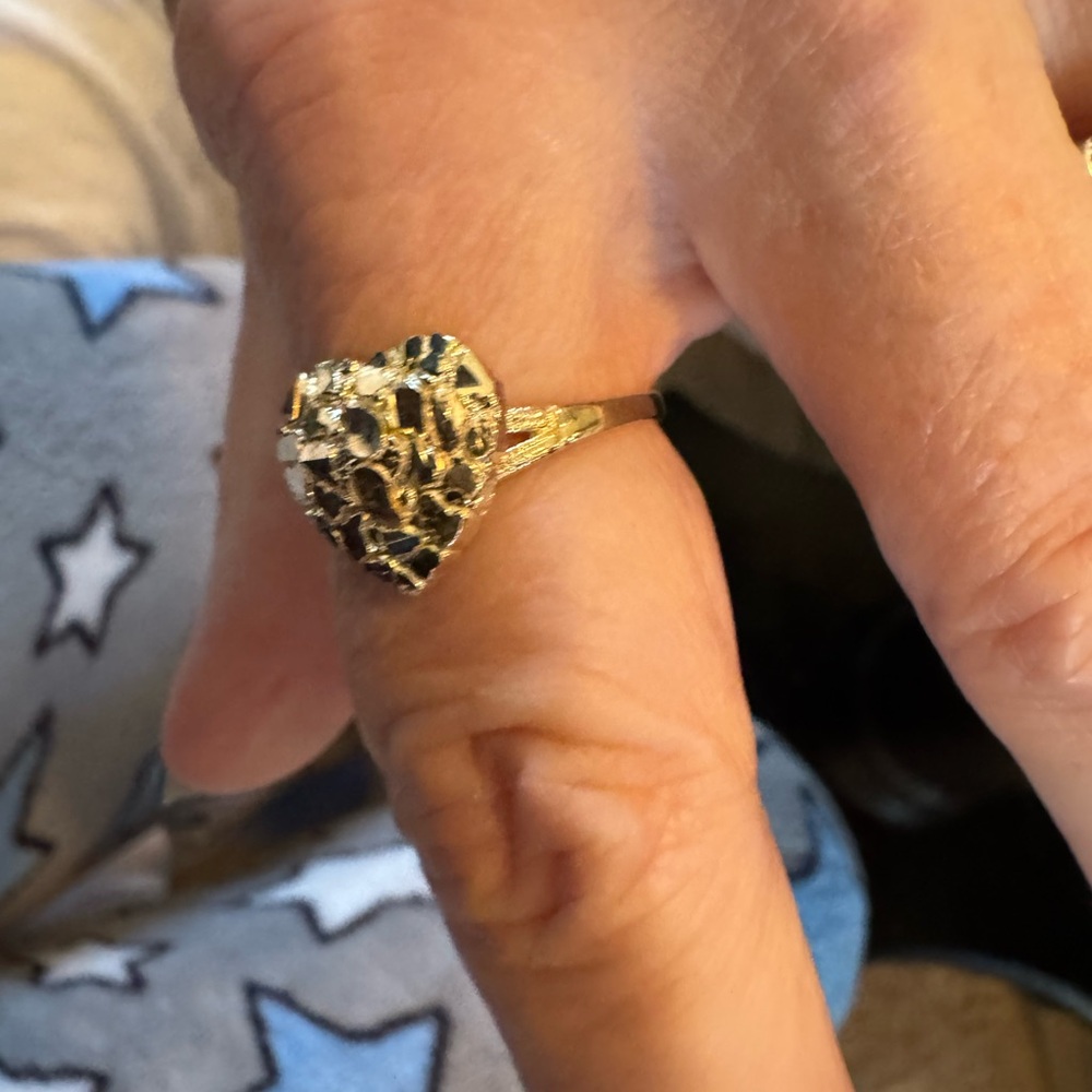 10k real Gold Heart Ring I have a couple of sizes lmk what size please 🙏 before